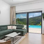 Nacle With Heated Pool And Large Playground Near Omis And Split * Duće