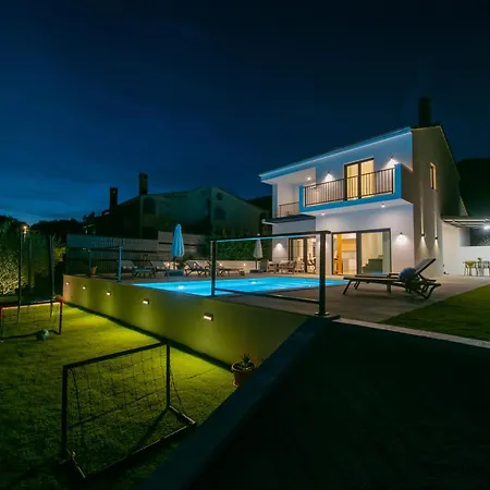 Nacle With Heated Pool And Large Playground Near Omis And Split *