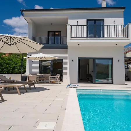 Nacle With Heated Pool And Large Playground Near Omis And Split