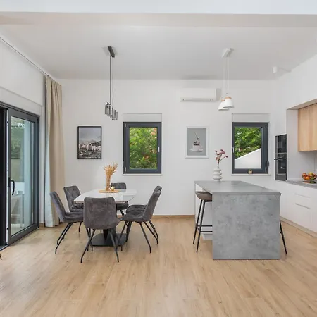 New! Modern Nacle With Heated Pool *