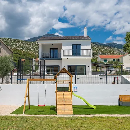 Nacle With Heated Pool And Large Playground Near Omis And Split فيلة *