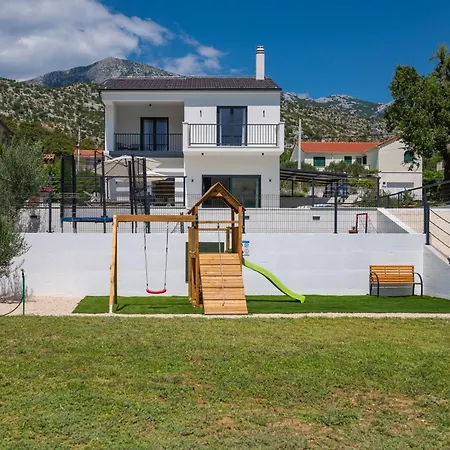 Nacle With Heated Pool And Large Playground Near Omis And Split