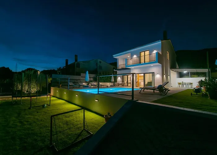 Nacle With Heated Pool And Large Playground Near Omis And Split *
