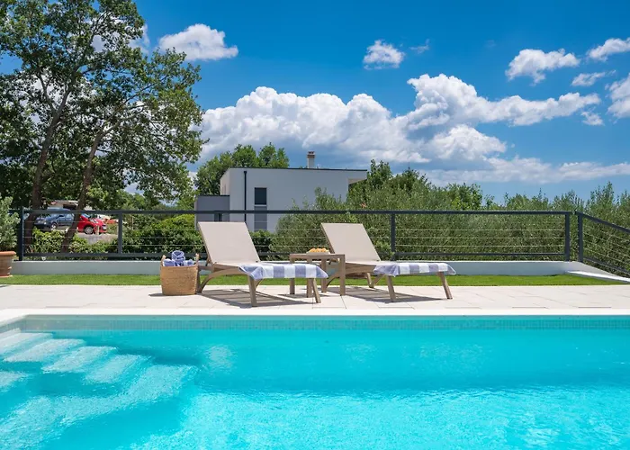 Nacle With Heated Pool And Large Playground Near Omis And Split *