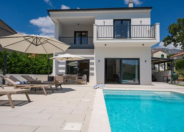 Nacle With Heated Pool And Large Playground Near Omis And Split