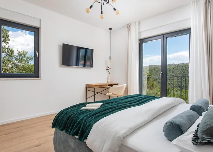 Nacle With Heated Pool And Large Playground Near Omis And Split *