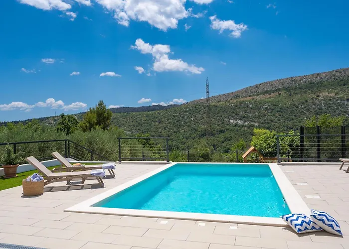 Nacle With Heated Pool And Large Playground Near Omis And Split Duće