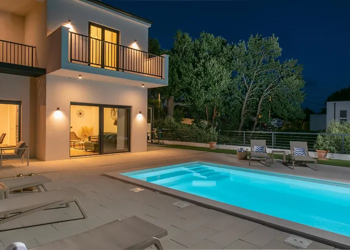 Nacle With Heated Pool And Large Playground Near Omis And Split فيلة