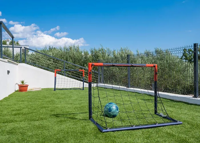 Nacle With Heated Pool And Large Playground Near Omis And Split فيلة *