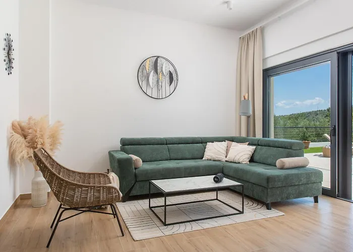 Nacle With Heated Pool And Large Playground Near Omis And Split فيلة Duće