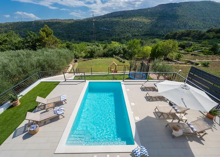 Nacle With Heated Pool And Large Playground Near Omis And Split فيلة