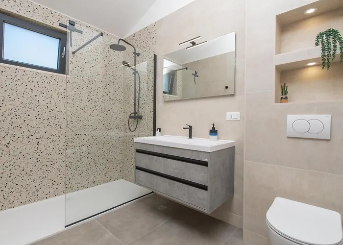 Nacle With Heated Pool And Large Playground Near Omis And Split فيلة *