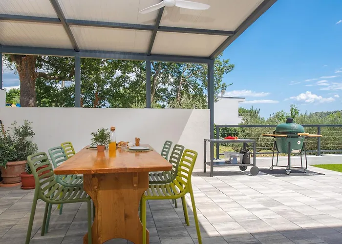 Nacle With Heated Pool And Large Playground Near Omis And Split *