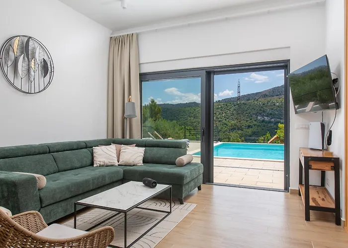 Nacle With Heated Pool And Large Playground Near Omis And Split * Duće