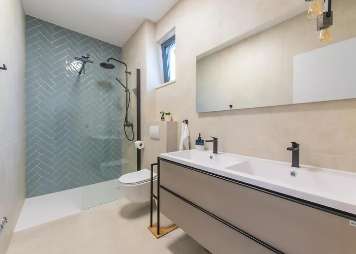Nacle With Heated Pool And Large Playground Near Omis And Split