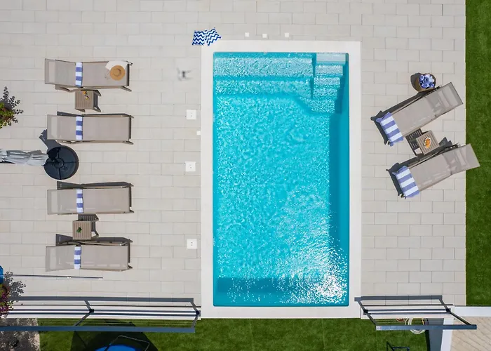 Nacle With Heated Pool And Large Playground Near Omis And Split فيلة