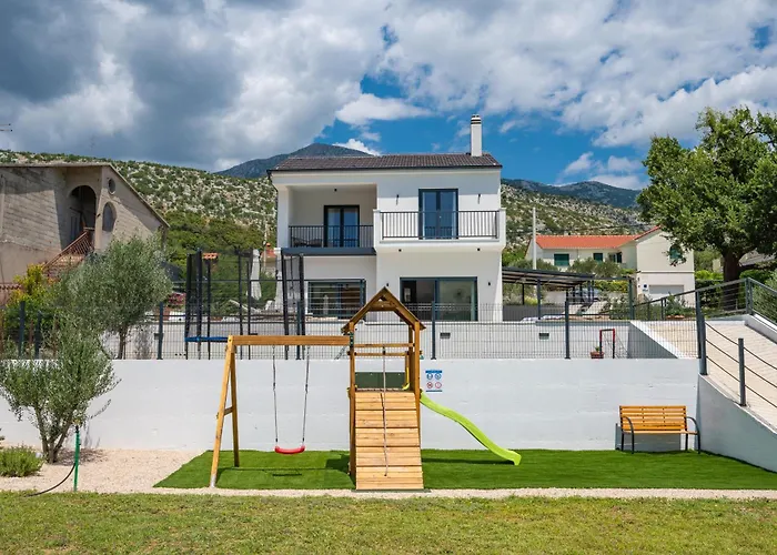 Nacle With Heated Pool And Large Playground Near Omis And Split فيلة *