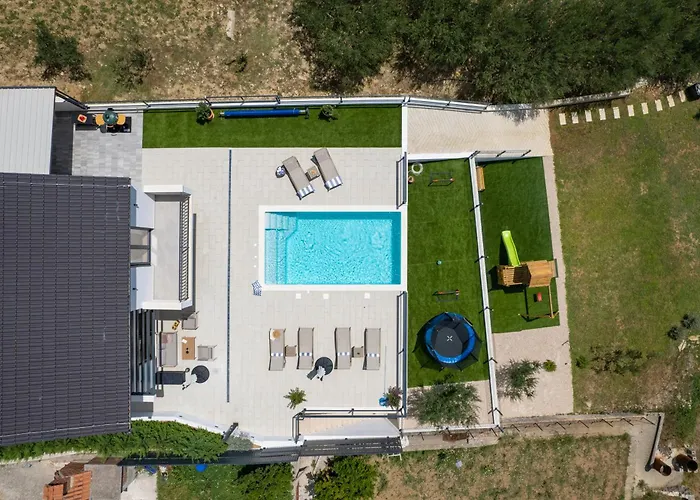 فيلة Nacle With Heated Pool And Large Playground Near Omis And Split *