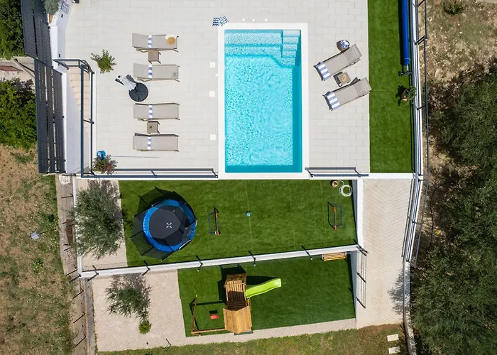 Nacle With Heated Pool And Large Playground Near Omis And Split *