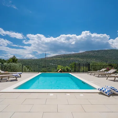Villa Nacle With Heated Pool And Large Playground Near Omis And Split *