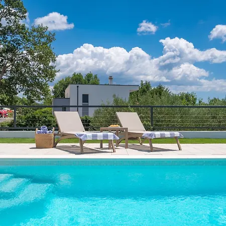 Nacle With Heated Pool And Large Playground Near Omis And Split *