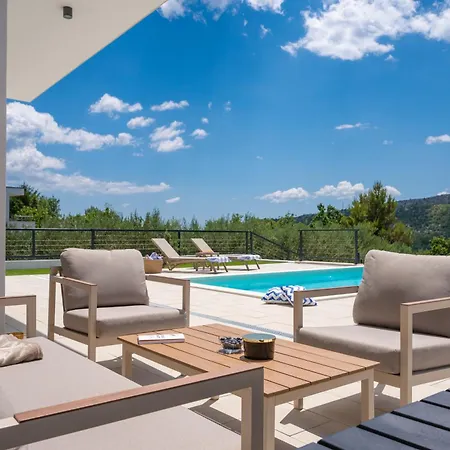 Villa New! Modern Nacle With Heated Pool Duće