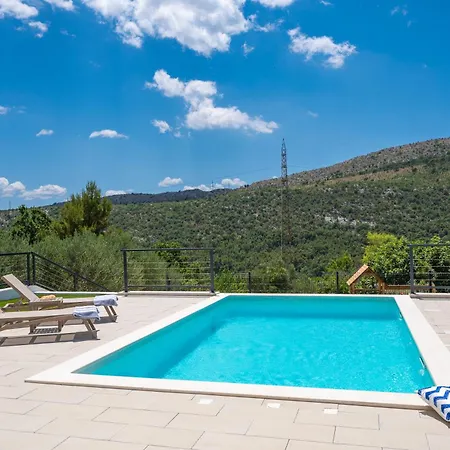 Nacle With Heated Pool And Large Playground Near Omis And Split Duće