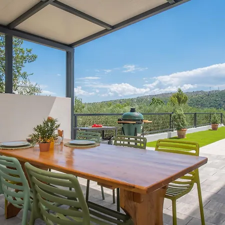 Villa Nacle With Heated Pool And Large Playground Near Omis And Split *