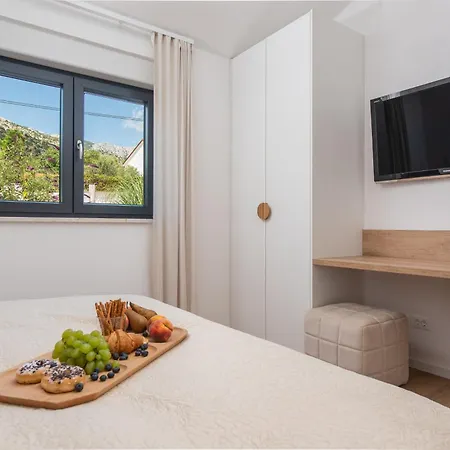 Villa Nacle With Heated Pool And Large Playground Near Omis And Split Duće