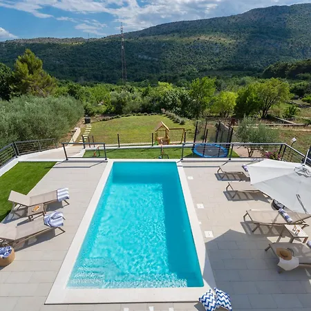 New! Modern Nacle With Heated Pool Willa