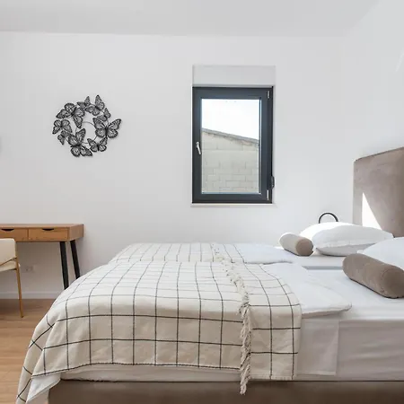 Nacle With Heated Pool And Large Playground Near Omis And Split Villa Duće