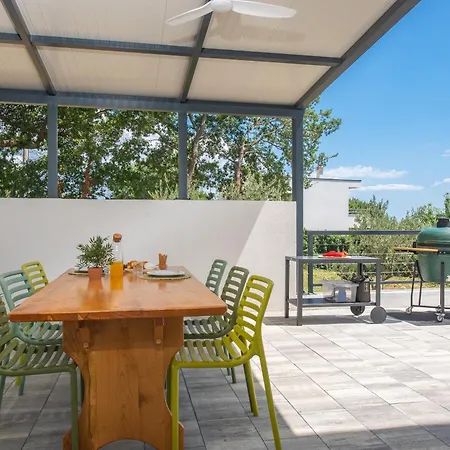 Nacle With Heated Pool And Large Playground Near Omis And Split *