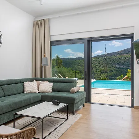 Nacle With Heated Pool And Large Playground Near Omis And Split * Duće