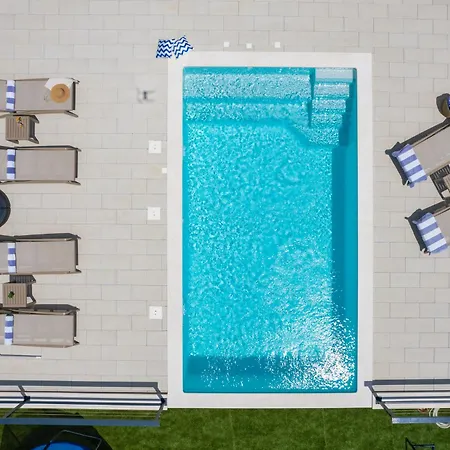 New! Modern Nacle With Heated Pool Willa