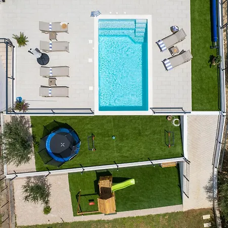 Nacle With Heated Pool And Large Playground Near Omis And Split *