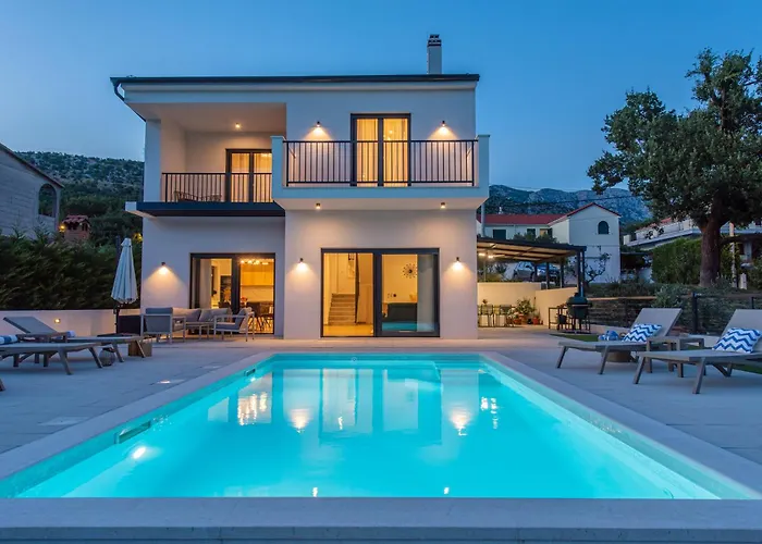 Villa New! Modern Nacle With Heated Pool Duće