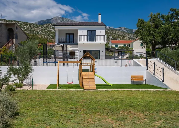 New! Modern Nacle With Heated Pool